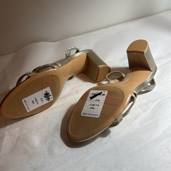 New Naturalizer Gold Strappy Women's heel Sandals 9.5 - Picture 5 of 7